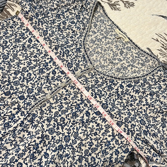 Max Studio Women’s Floral Blouse / Size L / Very Good Condition / Blue and Cream - Picture 10 of 12